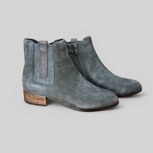 Vaneli Tenna Mouse NWB SZ 8 Slate‎ Chelsea Ankle Boots with Suede Finish
